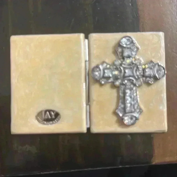 JAY STRONGWATER CROSS FOLDING PHOTO FRAME
5025 - Picture 4 of 4